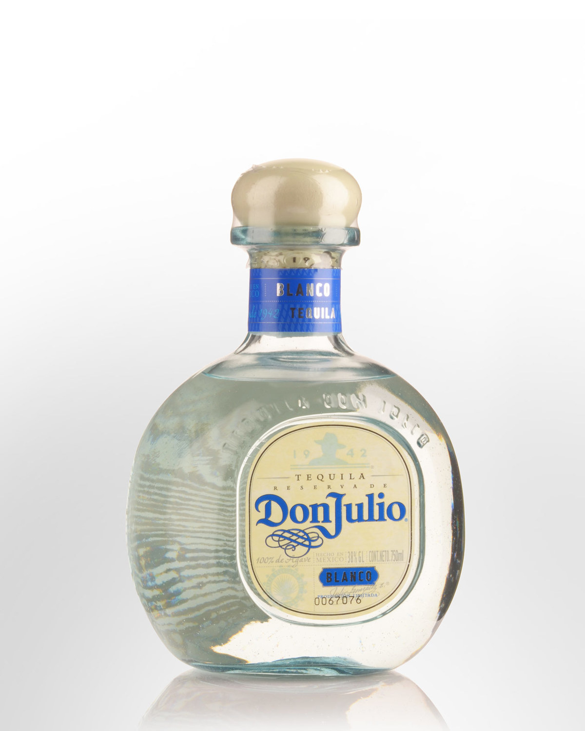 Tequila 100 agave. Текила Дон Хулио 100% Агава. Текила из голубой Агавы 100 %. Текила в круглой бутылке. Текила с голубой этикеткой.